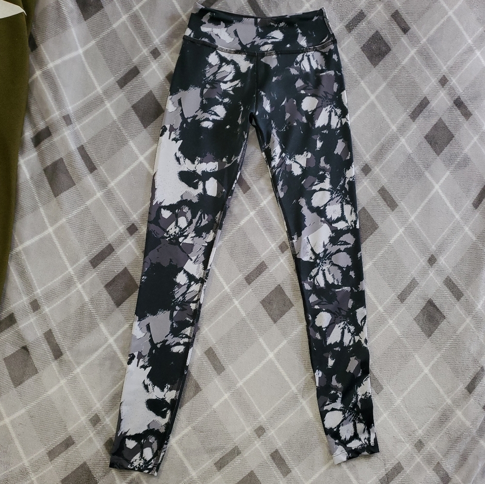 Beyond Yoga Black White Grey Leggings